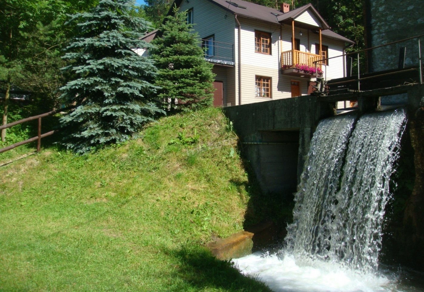 Widok domku od strony łąki