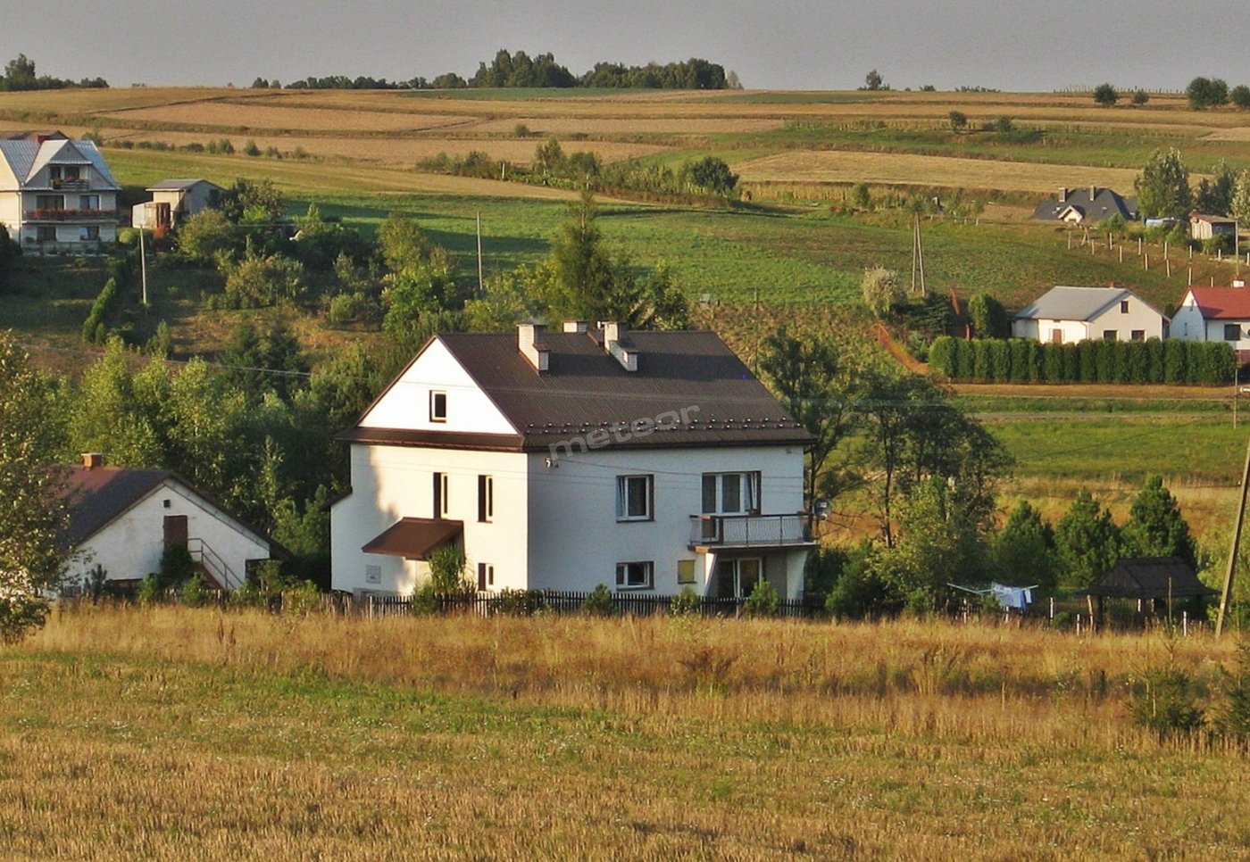 Dom, ogród z altanką i teren dookoła
